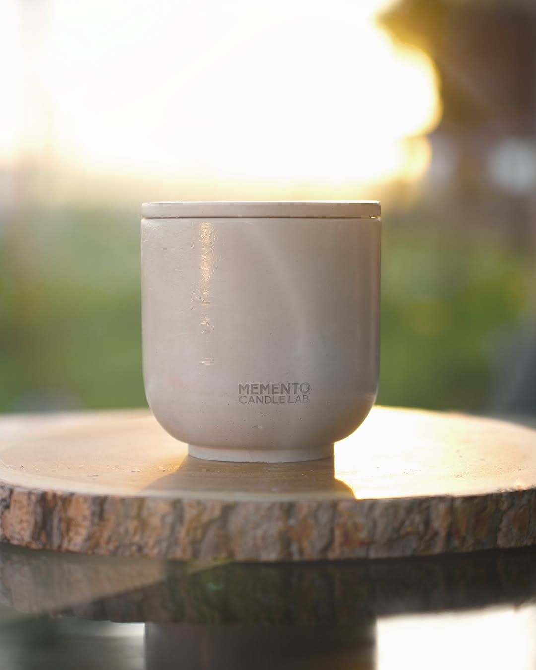 Hay momentos que merecen ser encapsulados.
Como la luz dorada de un atardecer, el olor de una casa en silencio o el primer suspiro al volver a casa.🔥 Enciende un recuerdo.#MementoCandleLab #RecuerdosQueIluminan #LujoSensorial #VelaArtesanal #HechoAMano #SlowLiving