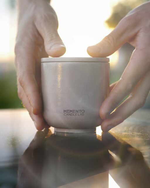 Entre las manos…
memoria, luz y aroma.
Un objeto sencillo, un ritual íntimo.
#MementoCandleLab #SostenerElTiempo #EncenderUnRecuerdo #VelasMinimalistas #LujoSilencioso #DiseñoSensorial #EstéticaCálida #HomeRituals #SlowLiving #HechoAMano #VelasDeDiseño #MementoCandleLab #DiseñamosRecuerdos #EncenderUnRecuerdo #LuzYMemoria #RitualesCotidianos #SlowLiving #LuzInterior #MinimalismoSensorial #BellezaCotidiana #EstéticaCálida #VelasArtesanales #PerfumeDeHogar