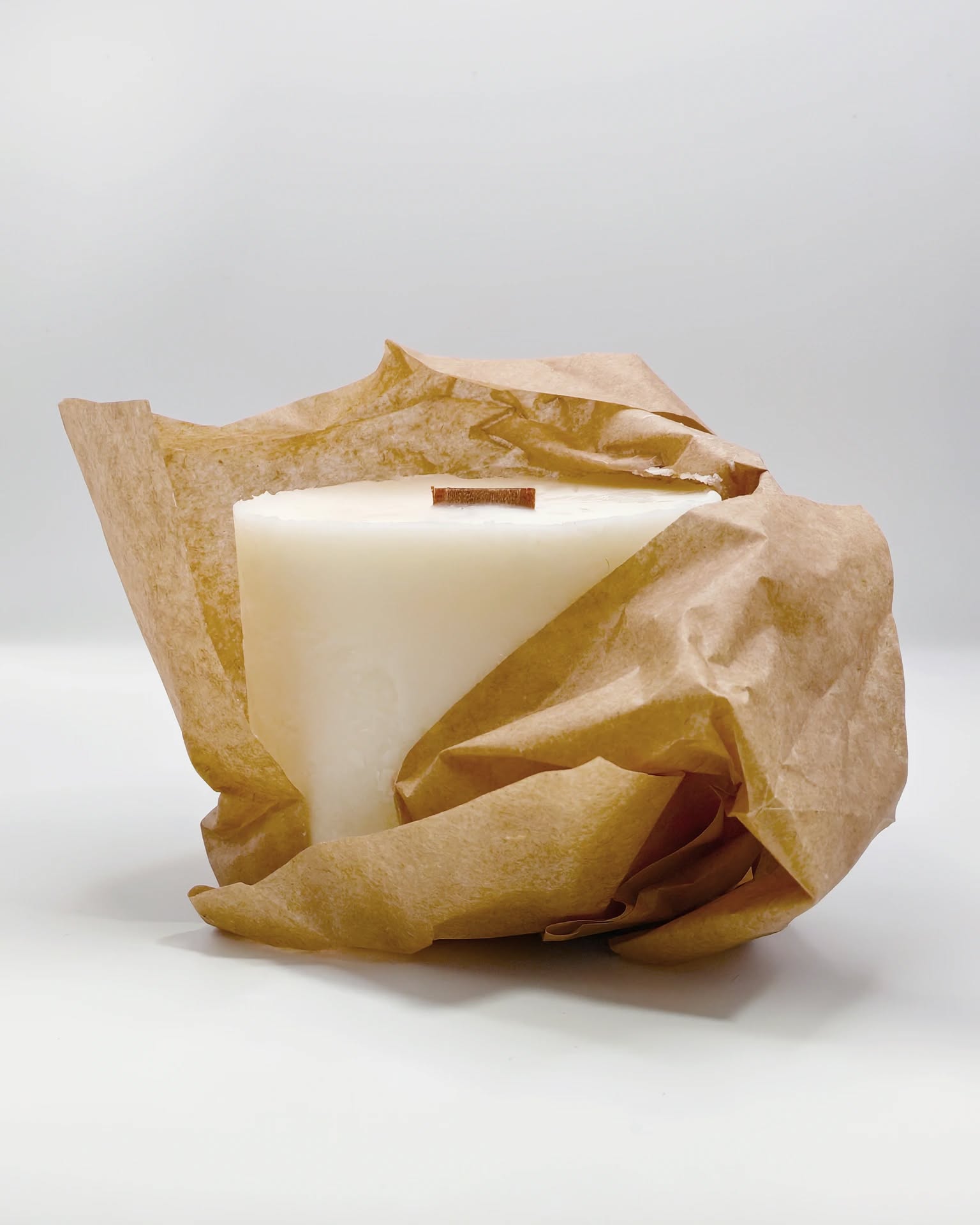 Recién llegado: nuestras recargas de vela 🌱✨ Dale nueva vida a tu #MementoCandleLab favorito y cuida el planeta al mismo tiempo. ¿List@ para encender momentos sostenibles?#mementocandlelab #refillcandle #ecofriendly #zerowaste #kraftpackaging #candlelover #homefragrance #sustainableliving #candlesofinstagram #handpoured #slowliving #greenhome #aromatherapy #plantbased #ecodesign