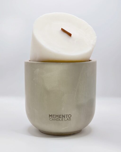 Descubre el poder de la recarga ♻️🕯️
En Memento Candle Lab creemos que cada ritual de luz merece una segunda oportunidad. Por eso te invitamos a rellenar tu envase favorito con nuestras recargas 100 % naturales: menos residuos, más brillo y el mismo aroma que te transporta a esos recuerdos que importan. Dale un giro sostenible a tu espacio y sumérgete en un momento de calma consciente.
#MementoCandleLab #RecargaSostenible #CeroResiduos #VelasArtesanales #EcoFriendly #SlowLiving #RitualDeLuz #minimalismoconsciente