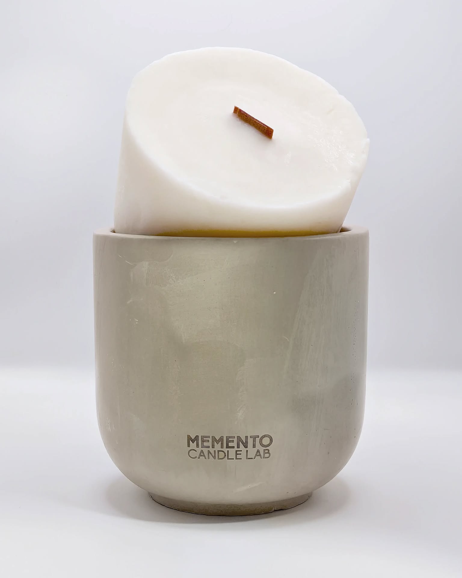 Descubre el poder de la recarga ♻️🕯️
En Memento Candle Lab creemos que cada ritual de luz merece una segunda oportunidad. Por eso te invitamos a rellenar tu envase favorito con nuestras recargas 100 % naturales: menos residuos, más brillo y el mismo aroma que te transporta a esos recuerdos que importan. Dale un giro sostenible a tu espacio y sumérgete en un momento de calma consciente.#MementoCandleLab #RecargaSostenible #CeroResiduos #VelasArtesanales #EcoFriendly #SlowLiving #RitualDeLuz #minimalismoconsciente