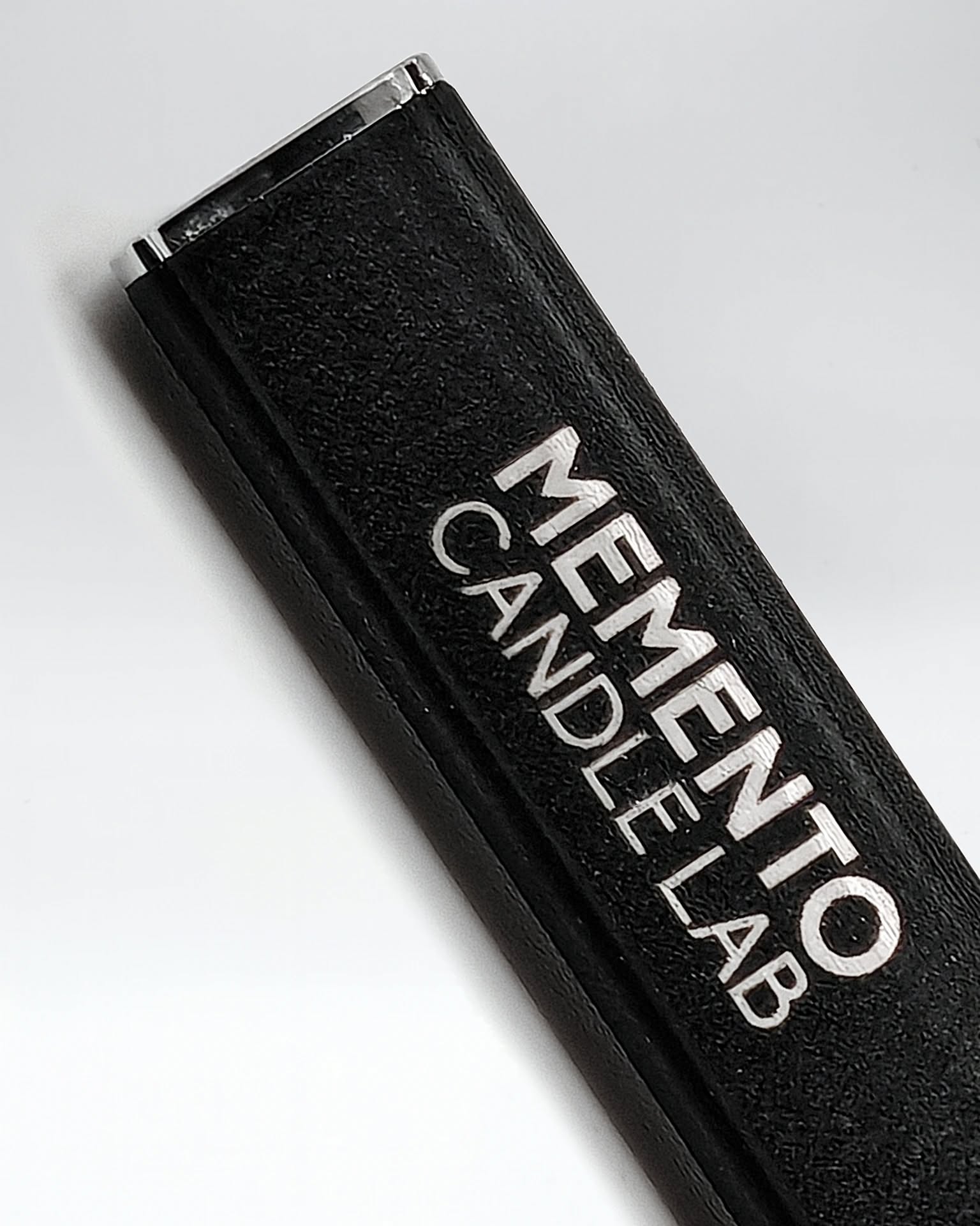 Un objeto simple.
Una forma de recordar.
Nuestro nuevo encendedor recargable 🔥
es más que un accesorio:
es un gesto, una pausa, una intención.Diseñado para perdurar ♻️
pensado para acompañarte en cada ritual 🕯️#MementoCandleLab #EncenderElRecuerdo #DiseñoMinimalista #ObjetosConAlma #RitualDiario #SlowLiving #VelaArtesanal #LujoSensorial