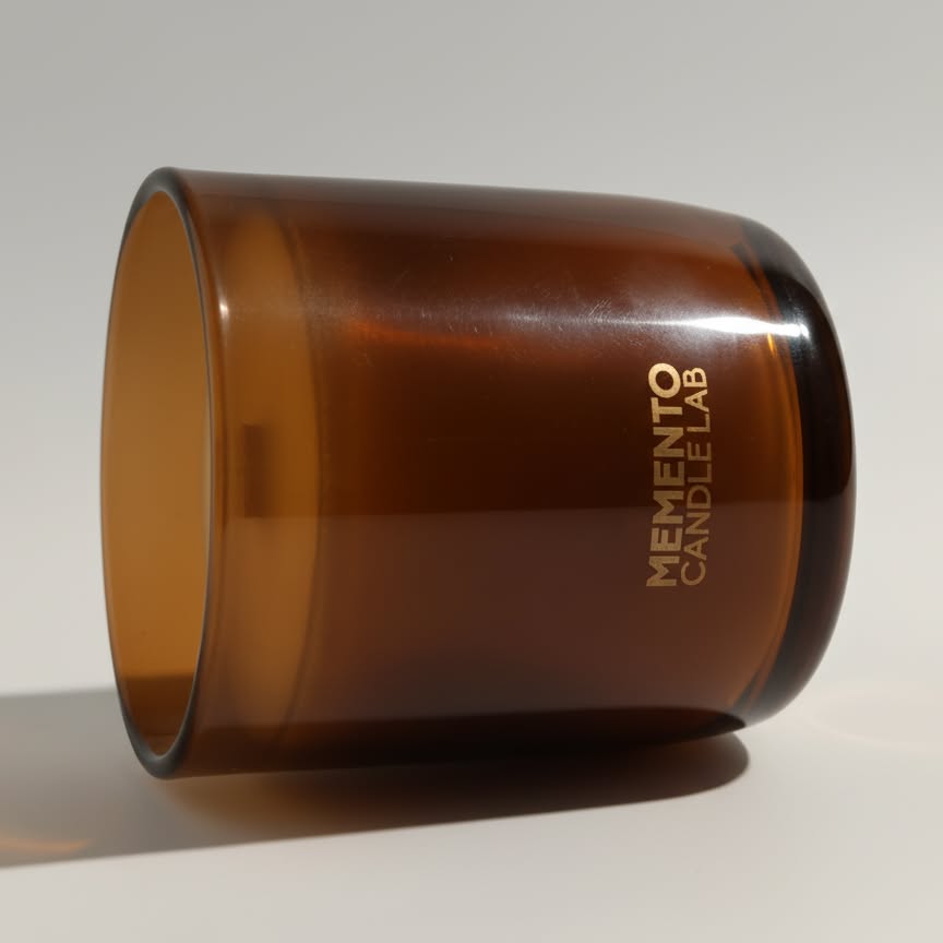 Próximamente: LUMA ✨

Una nueva forma de iluminar MEMENTO: un vaso de cristal ámbar que transforma la llama en un resplandor cálido, íntimo y envolvente 🕯️

Un diseño ligero, más accesible y pensado para acompañar cualquier espacio sin renunciar a nuestra esencia: potencia olfativa, cera 100%, mecha de madera y máxima concentración de fragancia 🌿