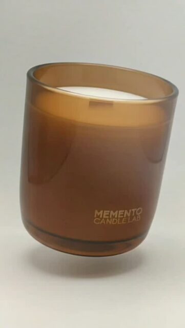 LUMA nace del equilibrio: un vidrio ámbar sutil, una llama serena y una luz que envuelve sin imponerse.
Un diseño pensado para sentirse presente, pero siempre delicado.
La misma intensidad aromática, ahora con una estética aún más ligera y elegante. ✨🕯️

#MementoCandleLab #LUMA #VelasArtesanales #CandleLovers #MinimalistDesign #HomeAesthetics #SlowLiving #DecoraciónMinimalista #WoodWick