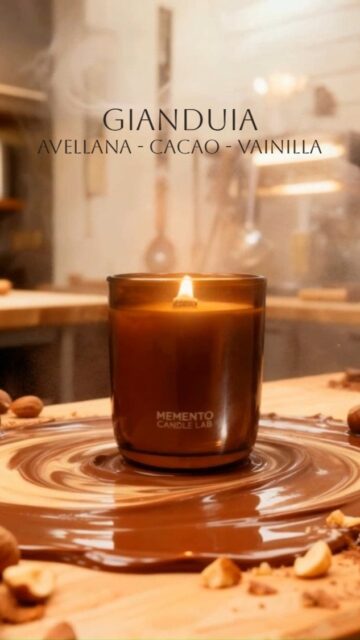GIANDUIA

Avellana · Cacao · Vainilla

En esta creación exploramos la calidez golosa del obrador italiano.

Un aroma profundo y sedoso donde la avellana tostada 🌰 toma el protagonismo, acompañada por el amargor suave del cacao 🍫 y una vainilla cálida que redondea la mezcla.

Evoca ese instante en el que una praliné cremosa se funde entre dedos, con esa textura rica y aterciopelada tan característica de los dulces italianos que combinan fruto seco y cacao.

Reminiscente de los postres invernales más clásicos.

Colección El Obrador — fragancias que celebran lo gourmand.

#MementoCandleLab #VelasDeLujo #DecoracionMinimalista #AromasDeCasa #HechoEnEspaña